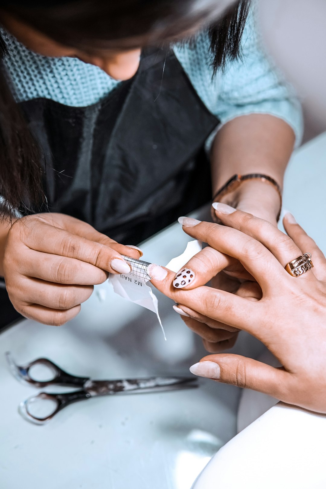 ネイルチップを制作中のクリエイター